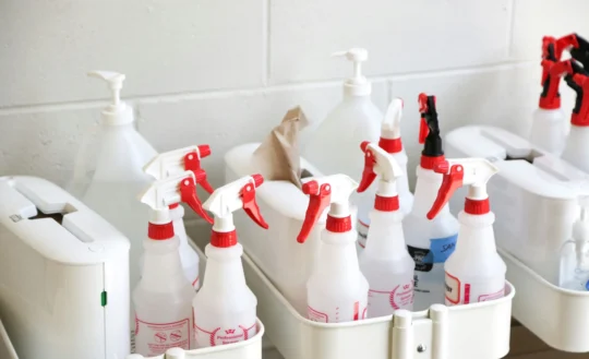 schoonmaak artikelen op een kar